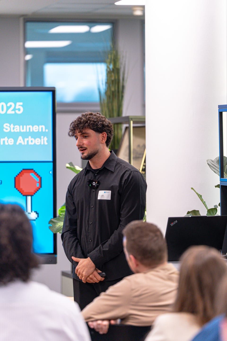 Zymer Shala erklärt einen Automatisierungsablauf bei einer Veranstaltung in Baden